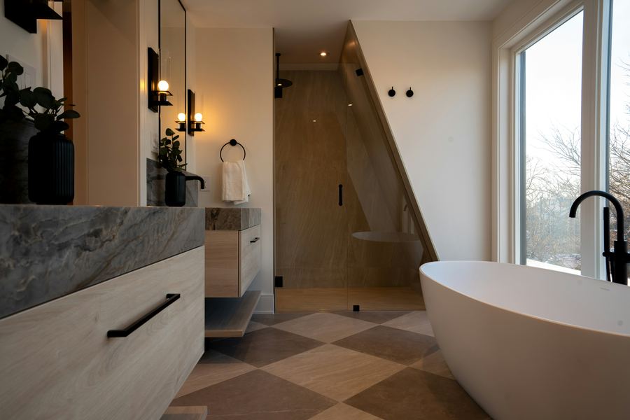 Modernes Badezimmer mit warmem Naturstein, Holz und indirekter Beleuchtung